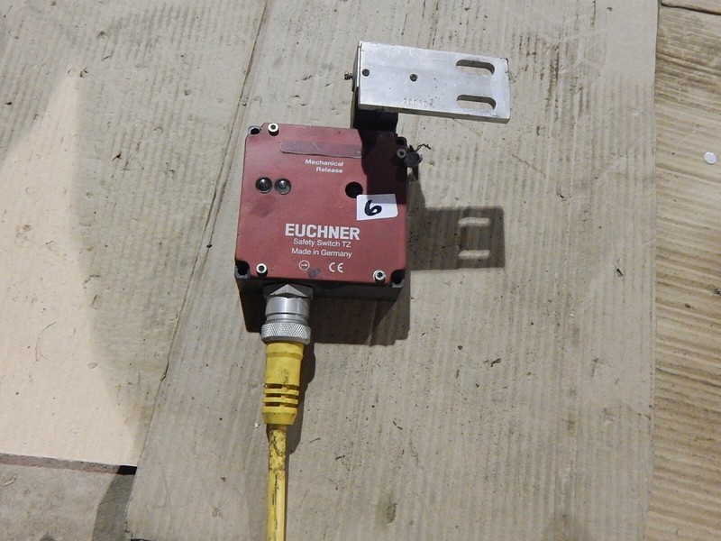 Euchner TZ1LE024BHAVFG-C1924 Safety Switch "6" w/ bracket *FREE SHIPPING*