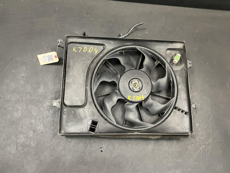 Radiator Cooling Fan Motor w/ Shroud 2017 Kia Soul 25380-B2000 2014 2015 -2019 X