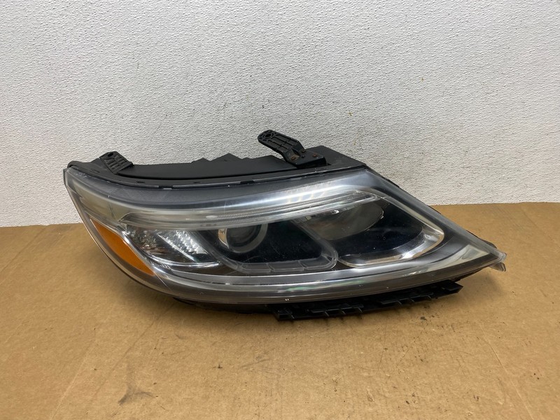 2014 to 2015 Kia Sorento Right Passenger RH Headlight Halogen Oem AE3174 DW