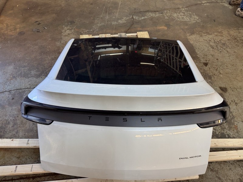 2026 Tesla Y Rear Liftgate Trunk Lid Hatch Tailgate midnight cherry 45136