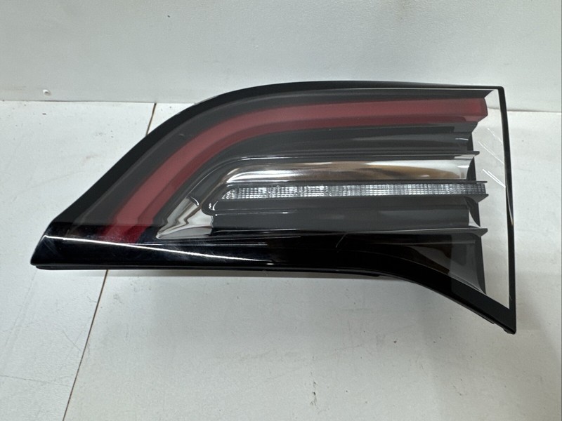 2018-20 Tesla 3 Rear Right Inner Taillight Tail Light 4-pin 1502089-97 3529 B17