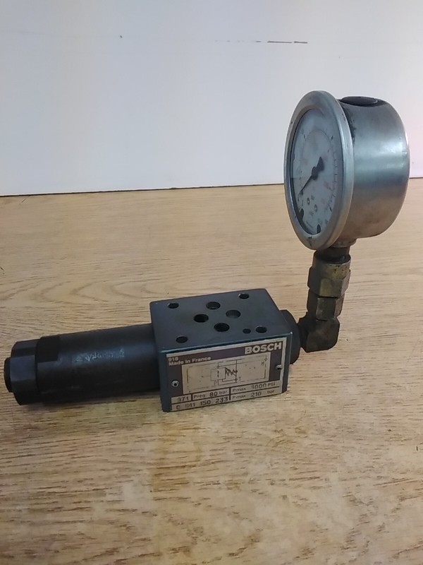 Bosch 0-811-150-233 Pressure Reducing Valve W /PSI Gauge