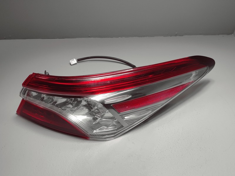 2018-19 Toyota Camry Rear Passenger Side Outer Taillight Light Full LED Lamp OEM