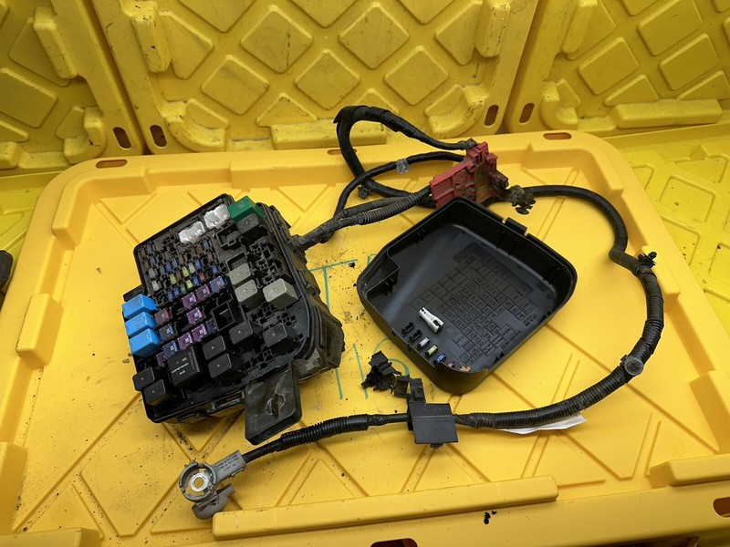 2004-2009 MAZDA 3 Engine RELAY Fuse Box ASSEMBLY OEM MODULE