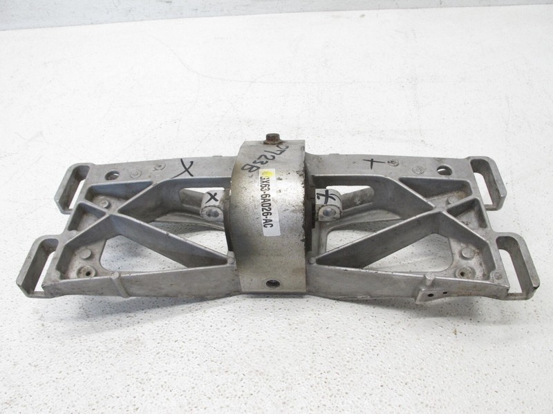 16-18 JAGUAR X260 XF S 18-19 XE 3.0 AUTOMATIC TRANSMISSION BRACE MOUNT OEM 11072
