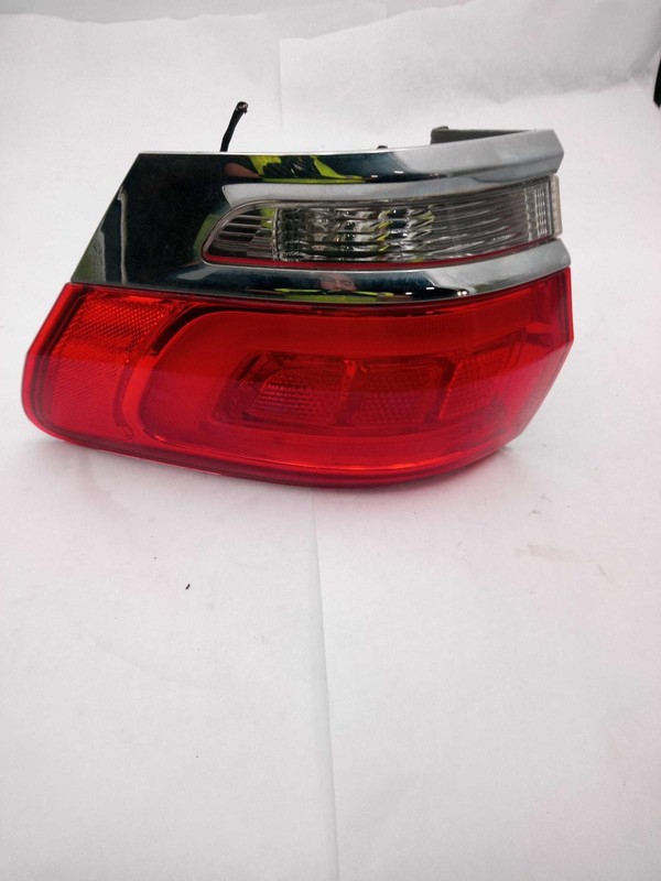 2015 Jeep Grand Cherokee Right Tail Light Assembly Grey OEM Used 690947