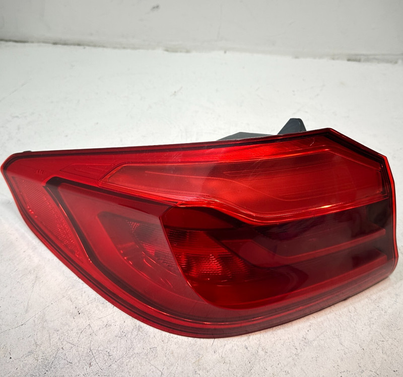 2018-2020 BMW 530e REAR LEFT DRIVER SIDE OUTER TAILLIGHT LIGHT LAMP OEM