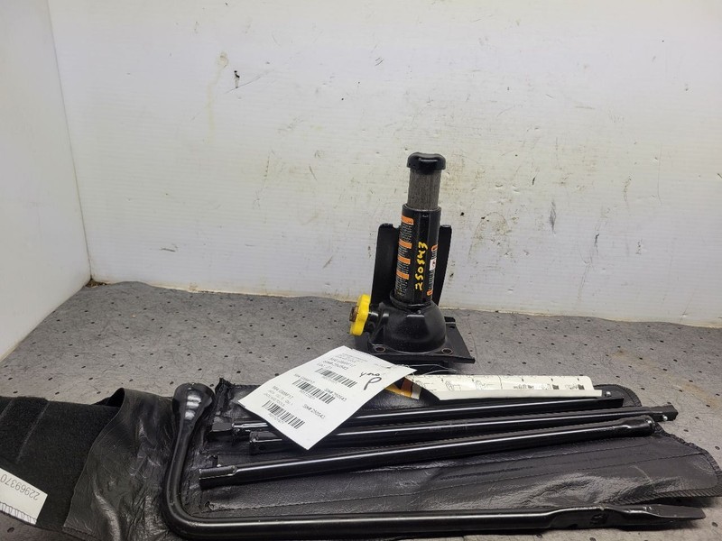 YUKON 2017 Jack and Tool Kit 1721871