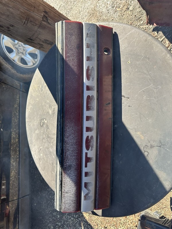 90-91 MITSUBISHI ECLIPSE CENTER TAILLIGHT GARNISH PANEL