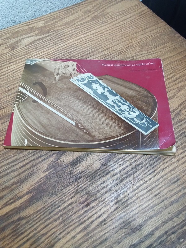 Musical Instruments As Works Of Art By Victoria And Albert Museum (Soft Cover)