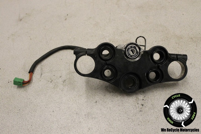 05 SUZUKI GSX 750 F KATANA TOP UPPER TRIPLE TREE IGNITION SWITCH CLAMP GSX750