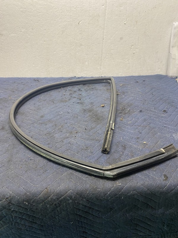 2000 Volkswagen Golf 2 Door VR6 Left Upper Window Seal OEM