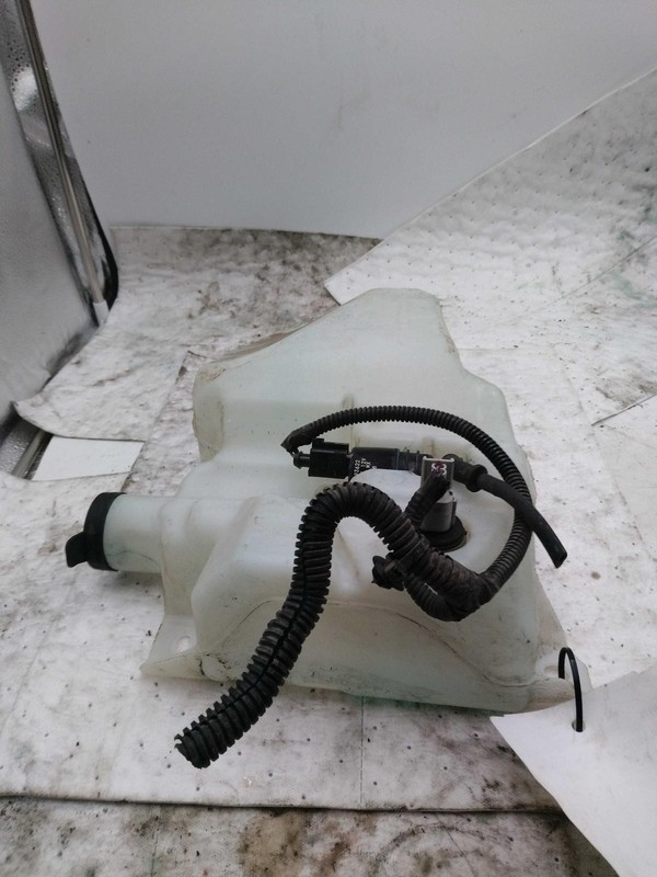 Used Washer Fluid Reservoir fits: 2021 Chevrolet Silverado 1500 pickupGrade B