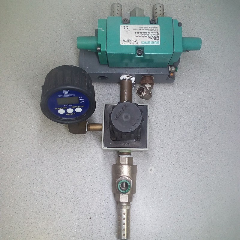 Numatic Assembly 554JJ500O000000 + FlexiBlok R32R-04 + SSI Dig. Pressure Gauge