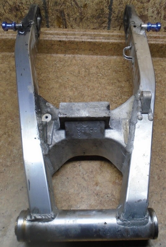 2002 Suzuki GSX-R600 GSXR6 GSXR600 Rear Back Swingarm Swing Arm Pivot Suspension