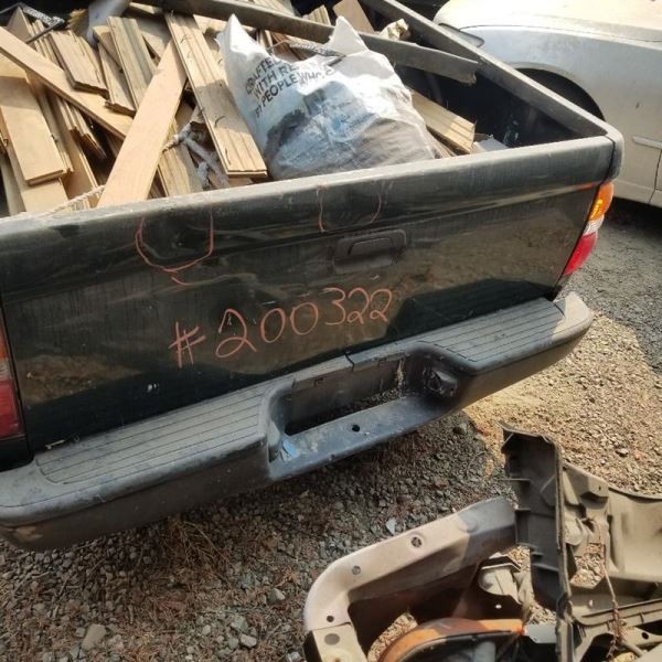 95-04 TOYOTA TACOMA REAR BUMPER GRN-6Q7 DENTS