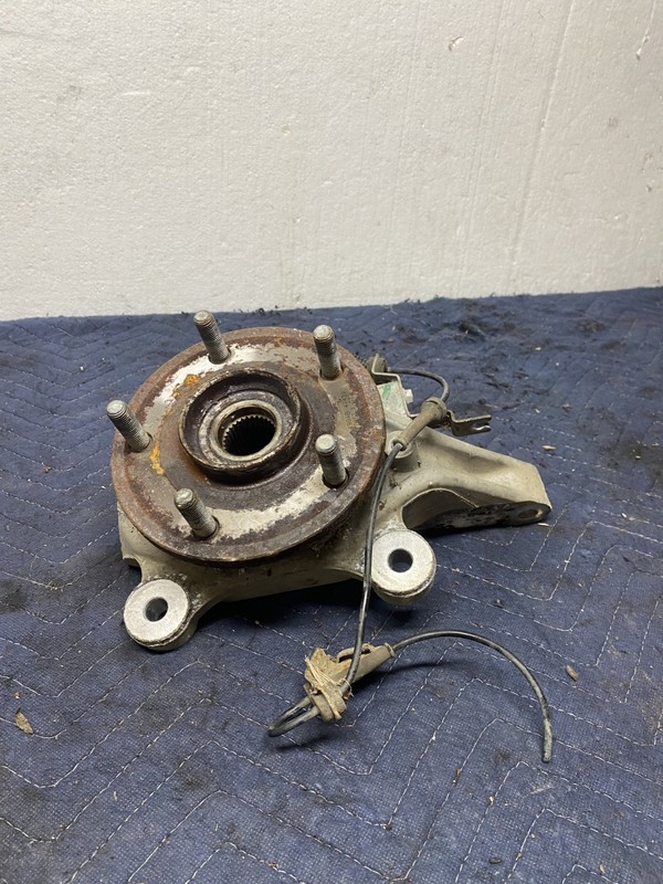 2012 Chrysler Town And Country Right Front Hub OEM
