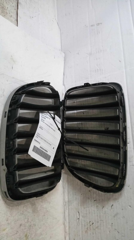 2015 BMW X1 Grille OEM Front Center White 51117303752 Used 141k Miles