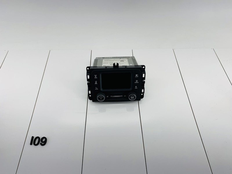 15-18 JEEP RENEGADE CENTER DASH INSTRUMENT PANEL RADIO MODULE & DISPLAY OEM
