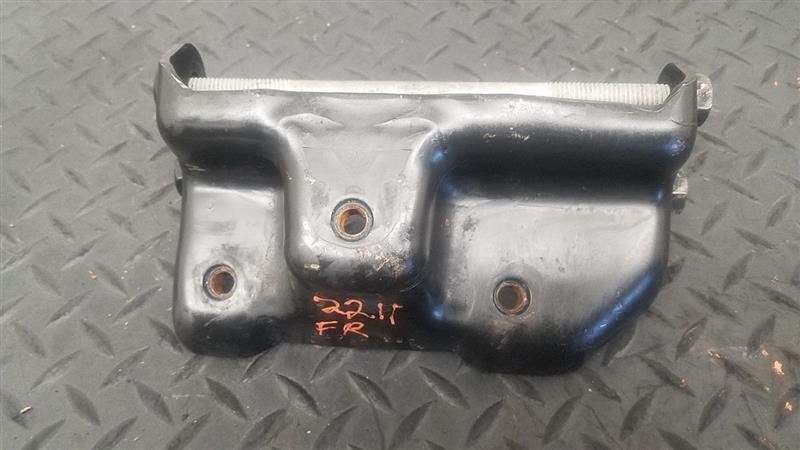 00-06 Chevrolet Tahoe V8 2WD Right Passenger Engine Mount Bracket OEM 15113847