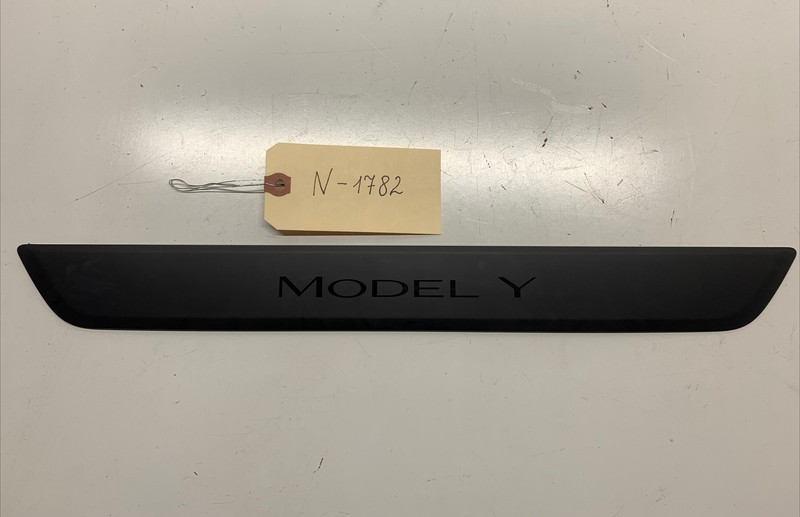 20-22 TESLA MODEL Y FRONT RIGHT SIDE DOOR SILL SCUFF PLATE COVER TRIM 1782 B44