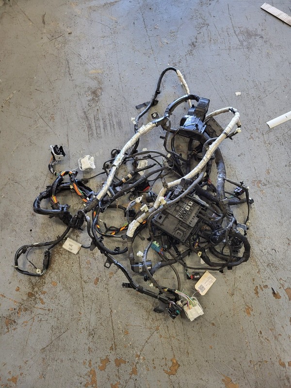 Used Oem Ford Engine Fuse Junction Box & Wiring Harness 2020-2022 Escape 1.5L