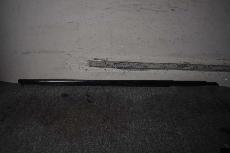 BMW 5 SERIES RIGHT SIDE WINDOW TRIM FACTORY OEM