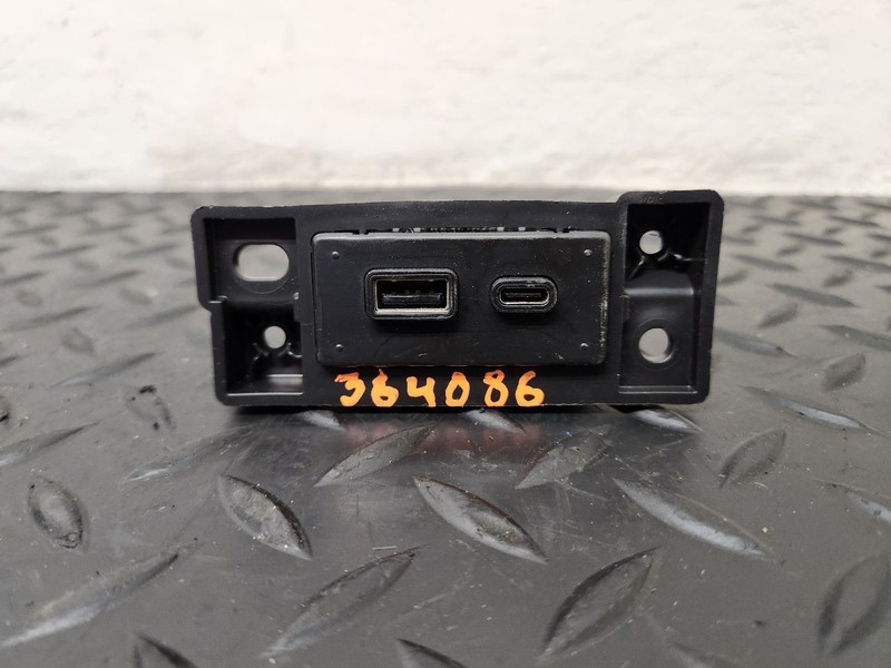 24-25 Buick Envista Dash USB Port Assembly OEM 13549946