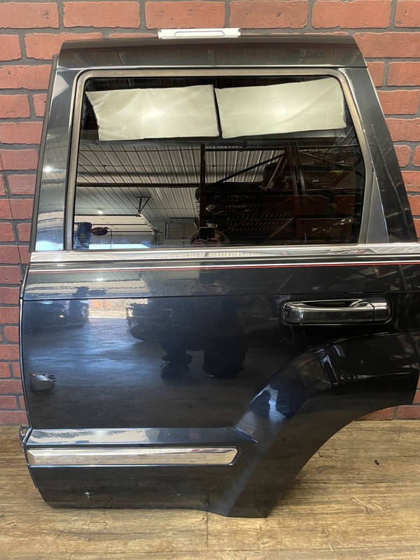 2005-2010 Jeep Grand Cherokee SRT8 OEM LH Left Driver Rear Door Assembly Black