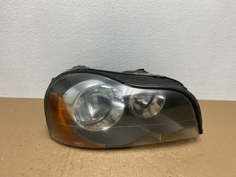 2003 to 2006 Volvo XC90 Right Passenger Rh Side Headlight Halogen AB6903 DW