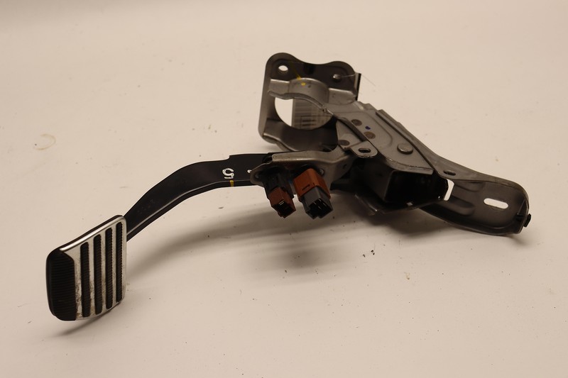 2013 INFINITI FX37 FLOOR BRAKE PEDAL PAD W/ SUPPORT BRACKET OEM