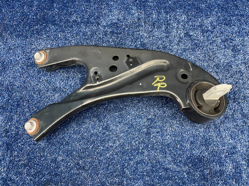 2013–2015 Lexus RX350 REAR SUSPENSION RIGHT SIDE LOWER CONTROL ARM OEM