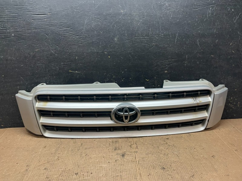 2001 to 2003 Toyota Highlander Front Upper Grille Grill With Emblem OEM Z8085 DG