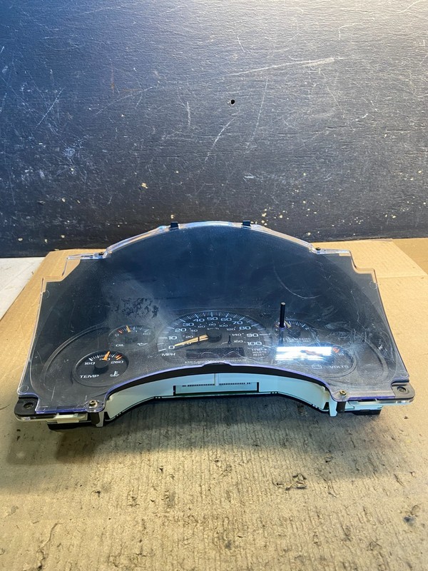 2001 to 2002 Chevrolet Express Speedometer Cluster Gauge OEM Z2109 DG