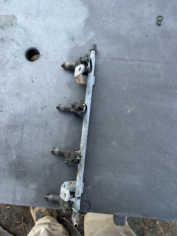 04-07 DODGE NEON & PT CRUISER & STRATUS OEM FUEL INJECTOR RAIL W/ INJECTORS