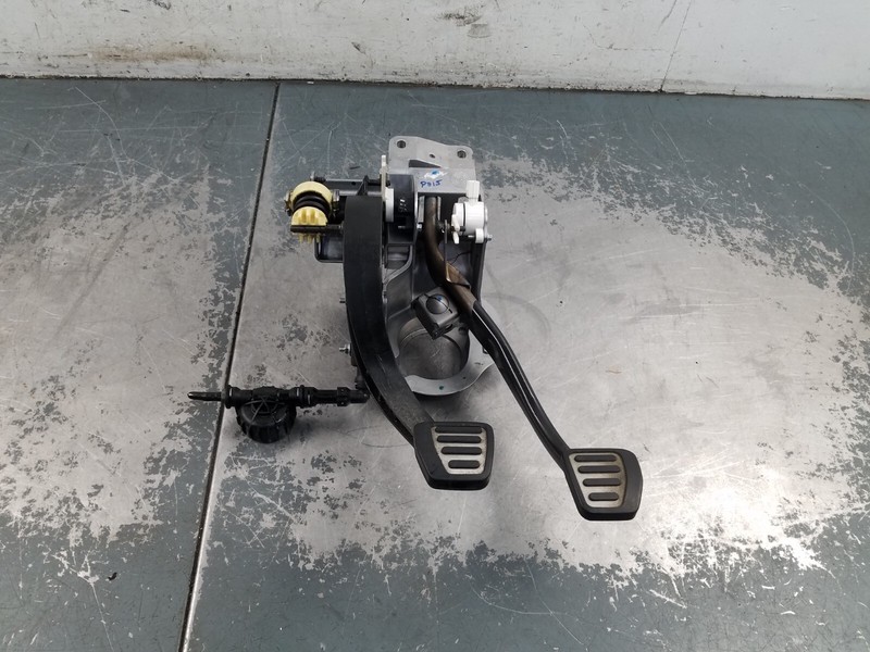 2017 Chevy Camaro ZL1 Clutch / Brake Pedal Assembly #8417 VV1
