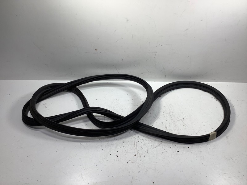 07-011 Honda CR-V Tailgate Weatherstrip Seal 74440-SXS-A01 OEM