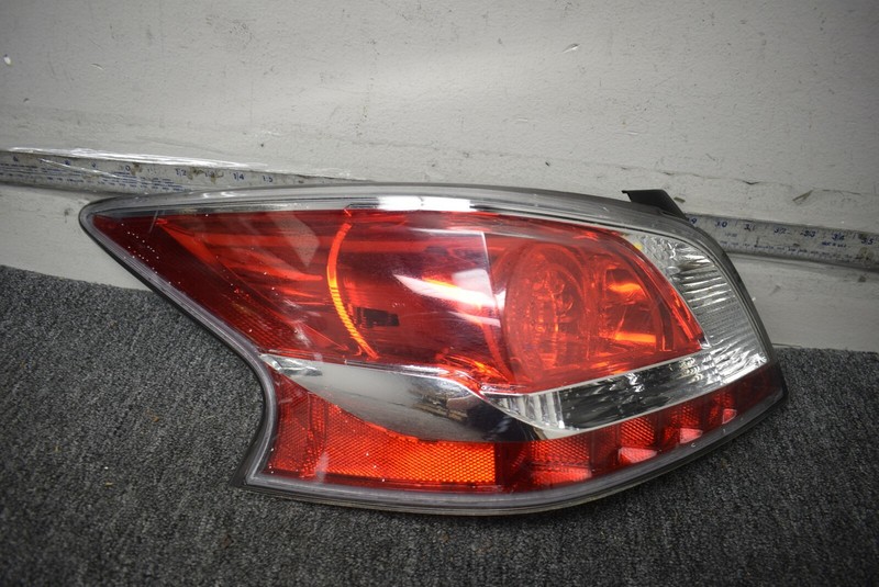 NISSAN TAIL LIGHT LEFT SIDE FACTORY OEM