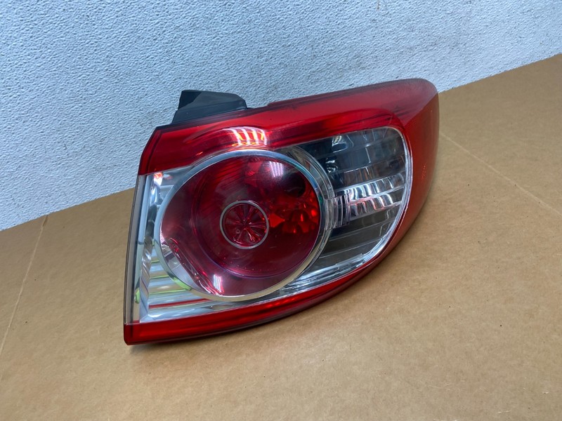 2010 to 2012 Hyundai Santa Fe Right Passenger RH Tail Light AD8877 DW