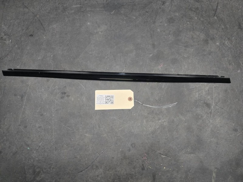 Rear Left Door Window Upper Molding 2018 Range Rover Velar LR182976 2019 - 2022