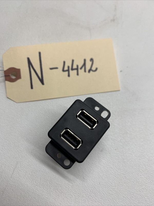 2019 Tesla Model S USB Ports MediaHUB OEM PN:1004815-01-B 4412 B3
