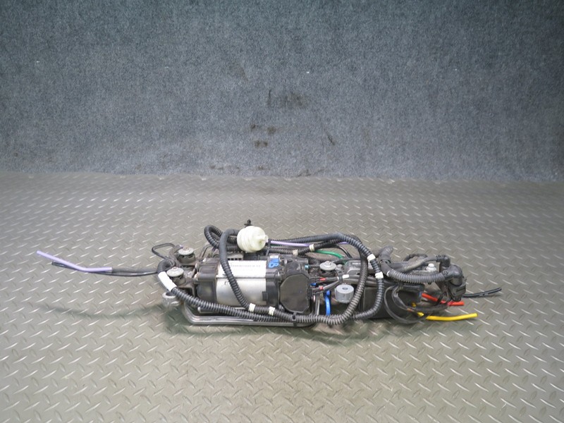 2015-2018 PORSCHE MACAN AIR RIDE SUSPENSION COMPRESSOR PUMP W/ VALVE ASSEMBLY