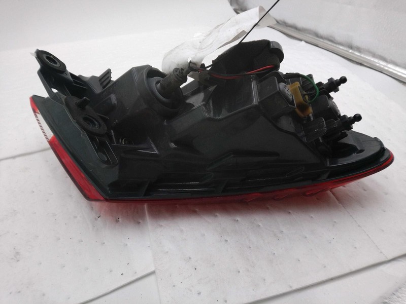 2015-2016 Chrysler 200 Right Tail Light Assembly Red Used OEM 345139