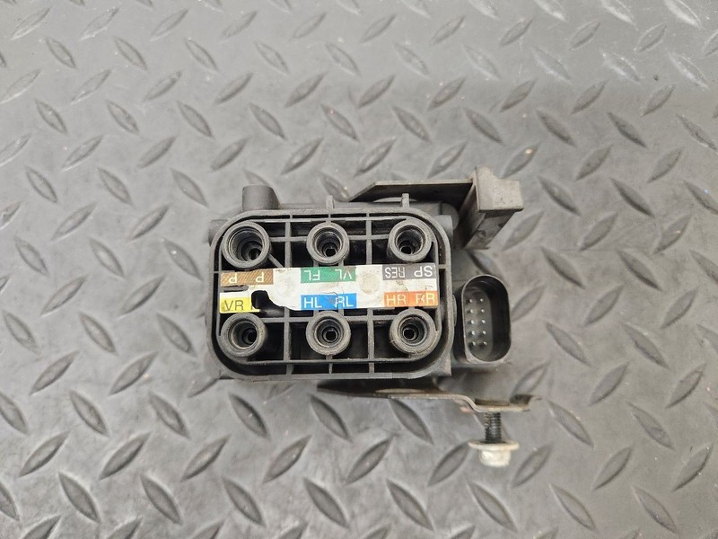 10-13 Mercedes-Benz S400 Air Suspension Valve Block Module OEM 2123200358