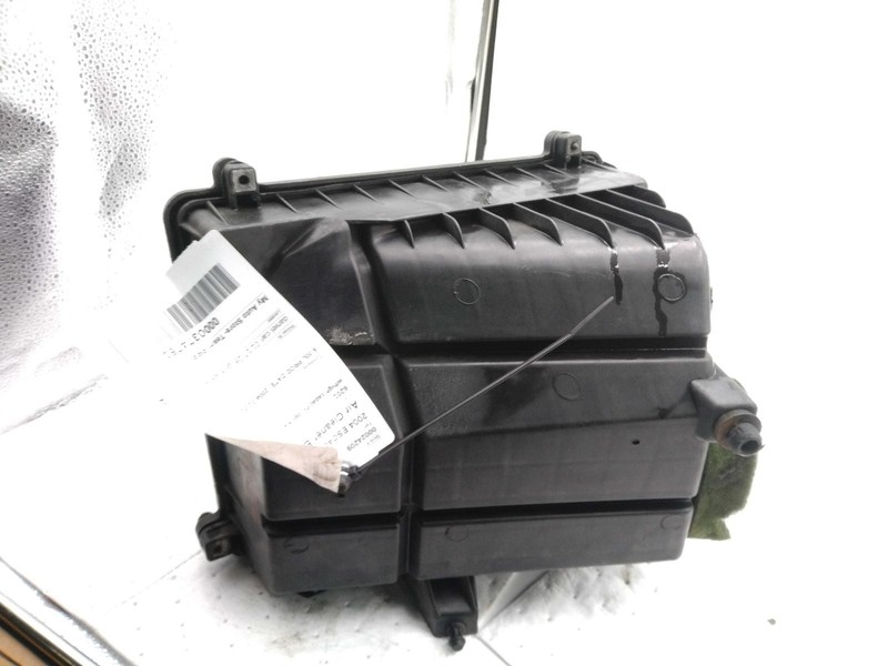 2004 Cadillac Escalade Air Cleaner Assembly OEM 88894277 Used 235k Miles