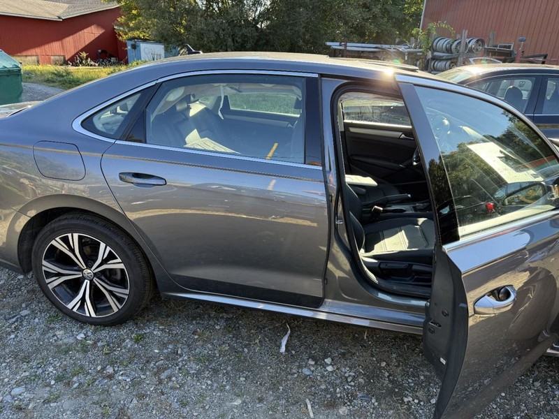 2020-2022 Volkswagen Passat Right Passenger Side Rocker With Post Gray