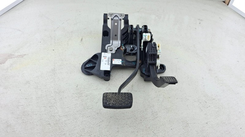 2016-2021 BUICK ENCORE BRAKE STOP & GAS ACCELERATOR PEDAL ASSEMBLY OEM