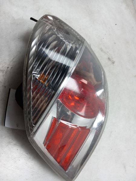 04-08 TOYOTA MATRIX PASSENGER SIDE REAR TAIL LIGHT
