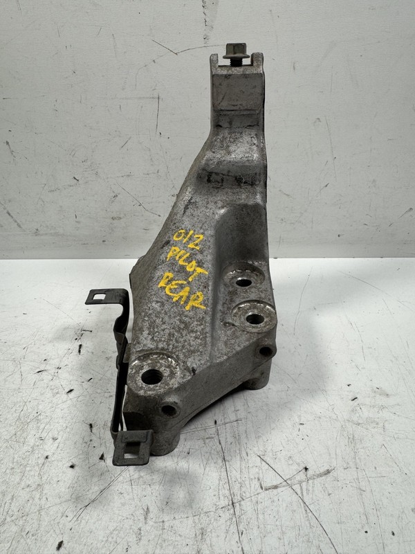 09-015 Honda Pilot Rear Engine Mount Bracket 50610-SZA-A00 OEM