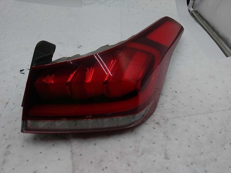 2015 Hyundai Genesis Right Tail Light Assembly Black OEM 540790 Used 85K Mi